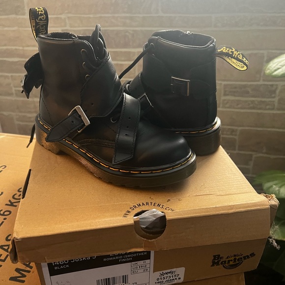 Girls Dr. Marten's shoe size 13 - Picture 2 of 2